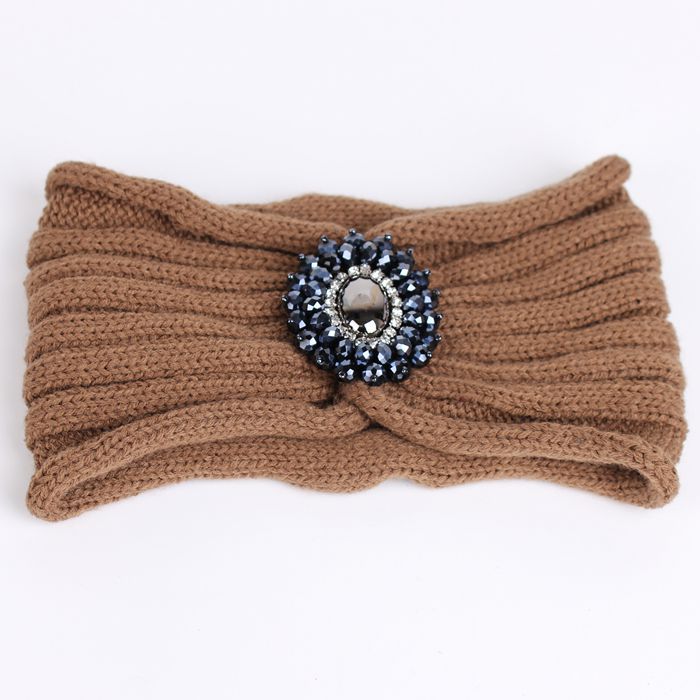  Introducing Timica - The Nevermore Wool Headband. This European and American-style accessory is crafted from wool, offering both warmth and fashion. Designed as a versatile headband for women, it comes packaged in bulk, combining style and practicality seamlessly.