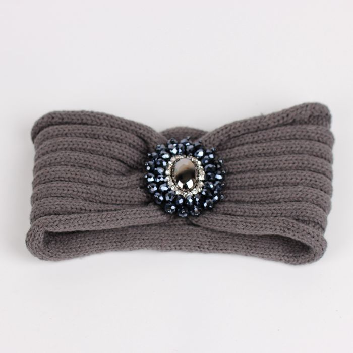  Introducing Timica - The Nevermore Wool Headband. This European and American-style accessory is crafted from wool, offering both warmth and fashion. Designed as a versatile headband for women, it comes packaged in bulk, combining style and practicality seamlessly.