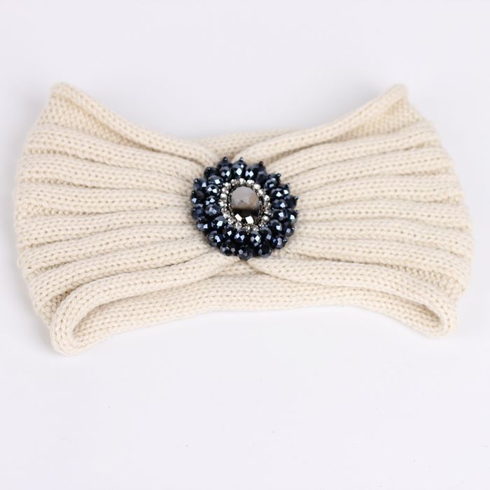  Introducing Timica - The Nevermore Wool Headband. This European and American-style accessory is crafted from wool, offering both warmth and fashion. Designed as a versatile headband for women, it comes packaged in bulk, combining style and practicality seamlessly.