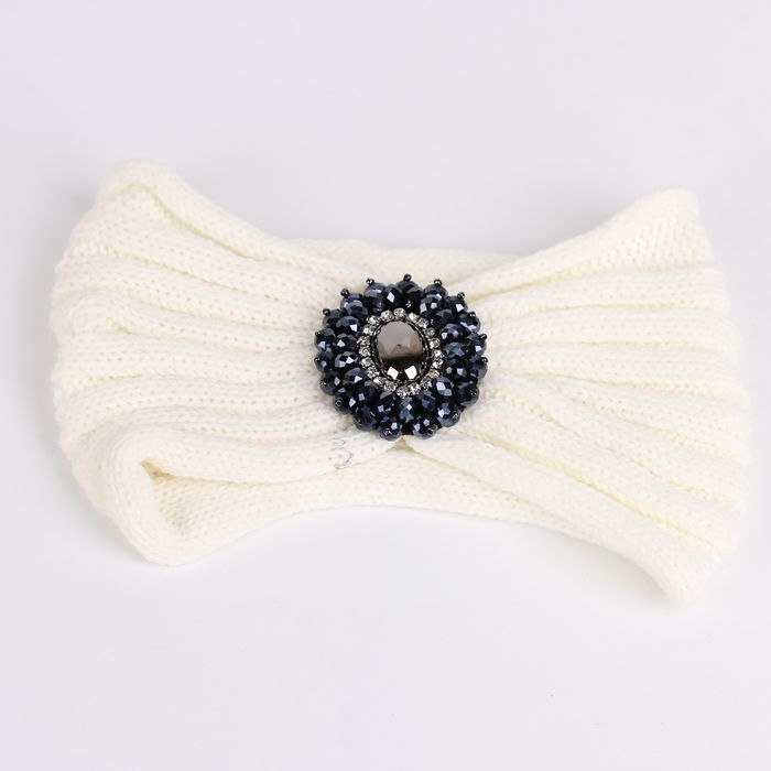  Introducing Timica - The Nevermore Wool Headband. This European and American-style accessory is crafted from wool, offering both warmth and fashion. Designed as a versatile headband for women, it comes packaged in bulk, combining style and practicality seamlessly.