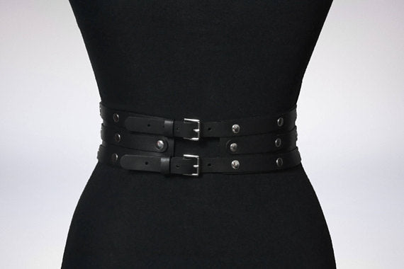 This leather belt is perfect for those who want a simple yet elegant look. With four clips, it ensures your clothes stay in place while you go about your day. The length of the belt can be adjusted to fit your body shape, allowing for a comfortable and secure fit. While there is no elasticity in the material, the cross-shaped design adds to the modern look. This zone is perfect for adult women who want to add a touch