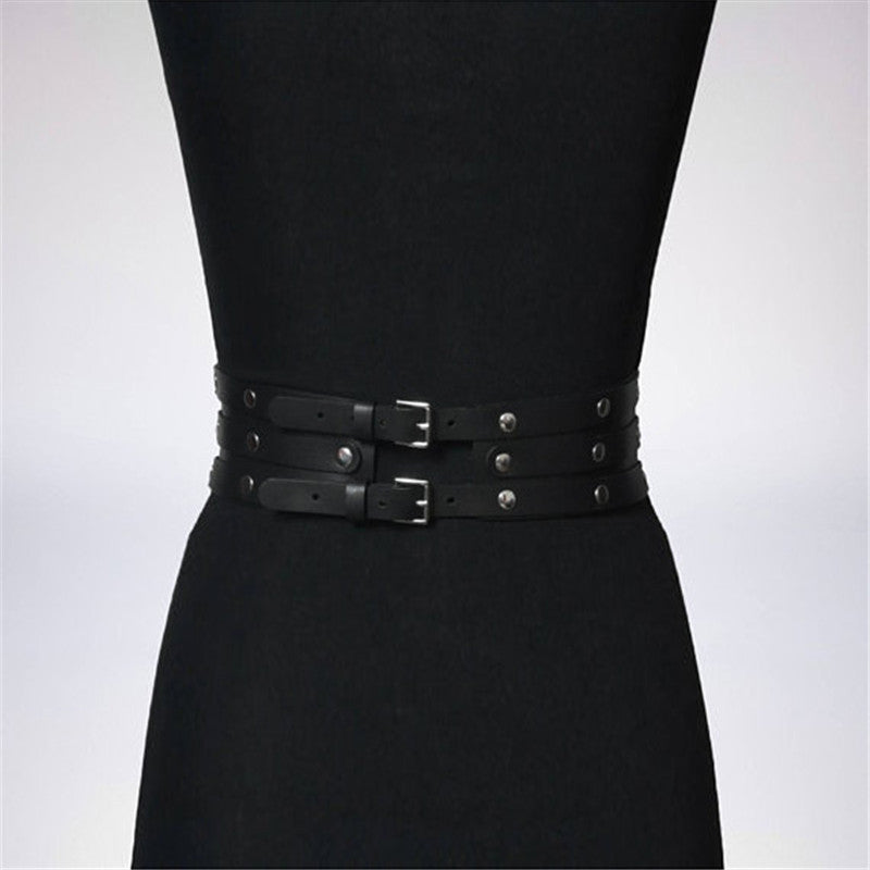 This leather belt is perfect for those who want a simple yet elegant look. With four clips, it ensures your clothes stay in place while you go about your day. The length of the belt can be adjusted to fit your body shape, allowing for a comfortable and secure fit. While there is no elasticity in the material, the cross-shaped design adds to the modern look. This zone is perfect for adult women who want to add a touch